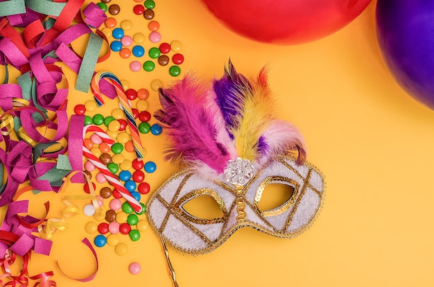 Masque de carnaval sur fond jaune avec Mardi Gras, carnaval vénitien, brésilien avec copie espace