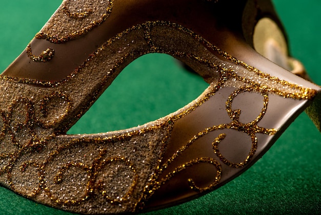 Masque de carnaval magnifique masque de carnaval placé sur fond de feutre vert mise au point sélective