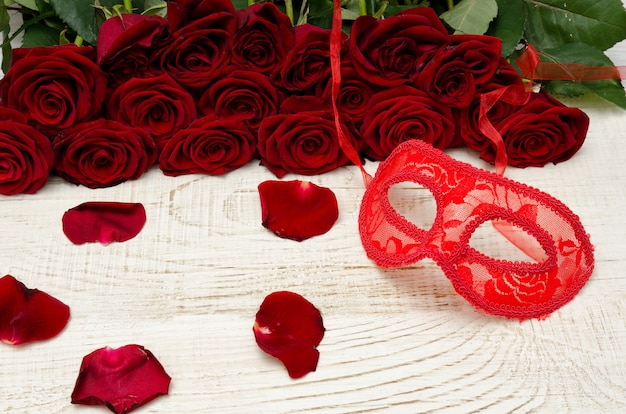 Masque de carnaval rouge et roses écarlates