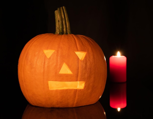 Masque effrayant de citrouille de symbole d'Halloween avec des bougies brûlant à l'intérieur