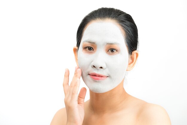 Photo masque facial argile jeune femme peeling naturel avec masque purifiant sur son visage