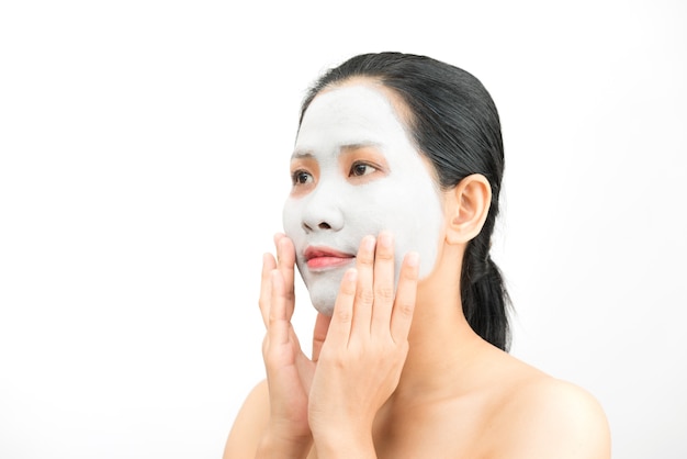 Photo masque facial argile jeune femme peeling naturel avec masque purifiant sur son visage