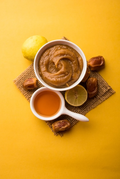 Masque facial aux dattes pour une peau souple, lisse et claire avec des ingrédients comme le khajoor cru frais, le citron et le miel. mise au point sélective