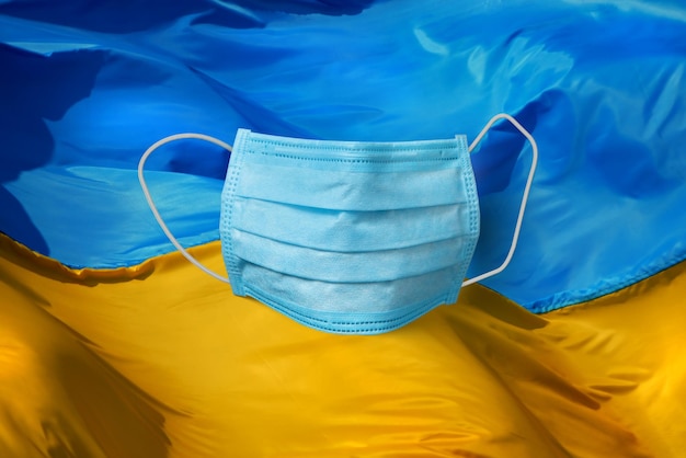 Masque facial contre le virus Corona du drapeau ukrainien bleu et jaune en Ukraine