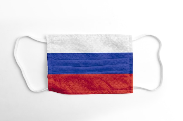 Masque facial avec drapeau de la Russie imprimé, sur blanc.