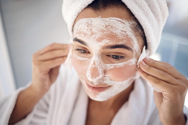 Masque facial pour femme et tampon de coton traitement du visage et dermatologie détox après la douche dans la salle de bain à domicile