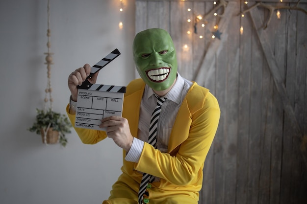 Masque facial scène de cinéma coupe action de masque de film de télévision tenant une image d'acteur de film de production