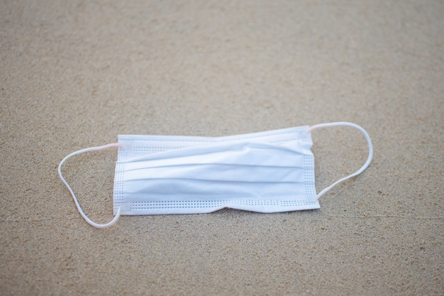 Photo masque facial utilisé sur le sable de la plage