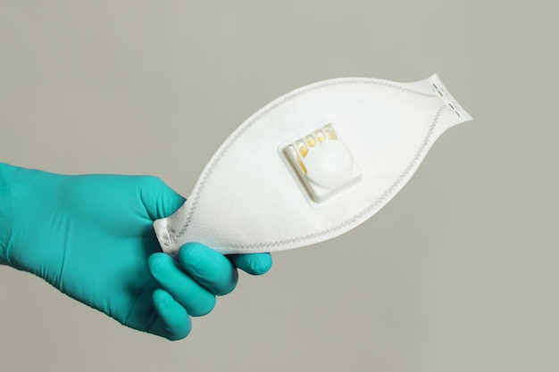 Photo masque faciale à filtrage médical dans le concept de sécurité des mains du médecin ou de l'infirmière et de protection contre les virus