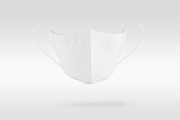 Masque faciale en tissu blanc sur fond blanc