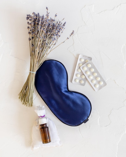 Masque à l'huile de fleurs de lavande pour dormir somnifères à la fois sur fond blanc