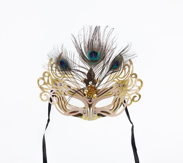 Masque italien mascarade d'or avec des plumes isolé sur fond blanc