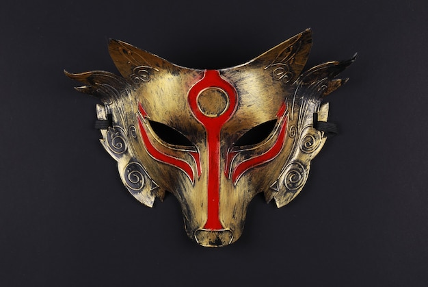 masque de loup sur fond noir