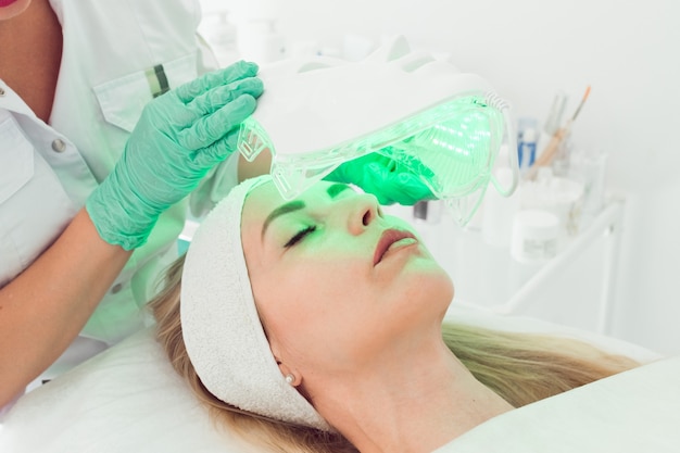 Masque de lumière LED pour le traitement de la peau du visage procédure de cosmétologie professionnelle