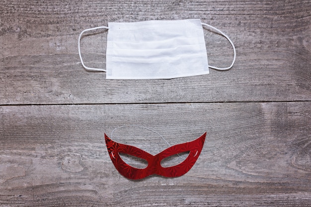 Masque médical jetable comparé au masque facial de masquarade Au centre Santa red hat