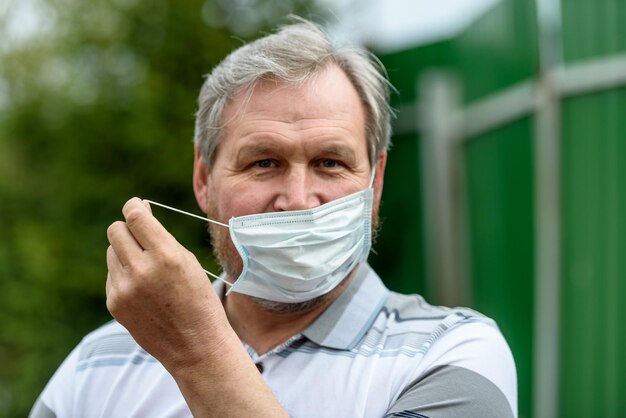 Masque médical pour homme et quarantainele concept d'une pandémie virale