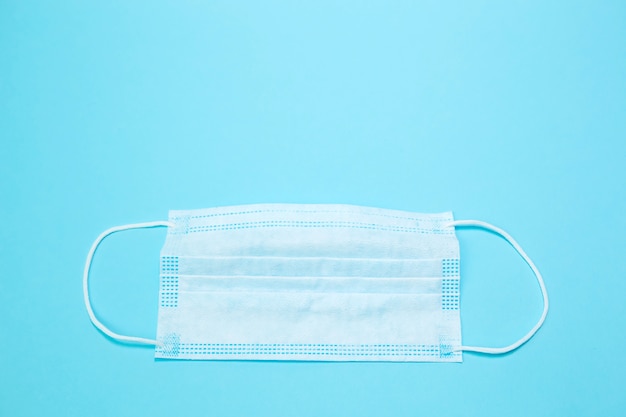 Masque médical de protection, gants médicaux et désinfectant. La première protection nécessaire pour le coronavirus. Covid-2019.