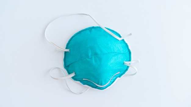 Masque N95 isolé sur fond blanc