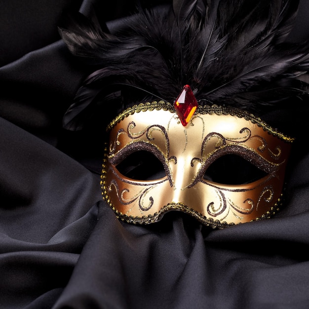 Masque D'or Sur Soie Noire