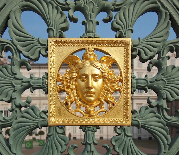 Masque d'or à Turin