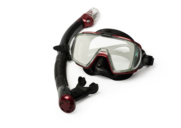 Masque de plongée rouge et tuba pour les professionnels isolés sur fond blanc