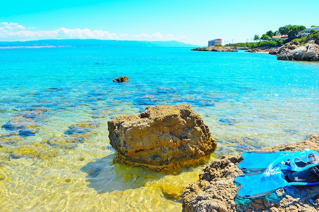 Masque de plongeur et palmes sur un rocher en Sardaigne Italie