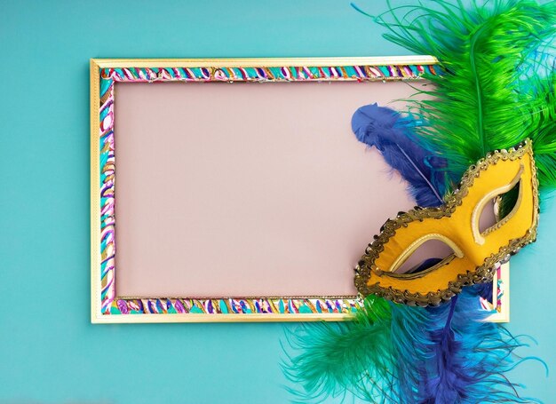 Photo masque pour le carnaval du brésil avec des plumes