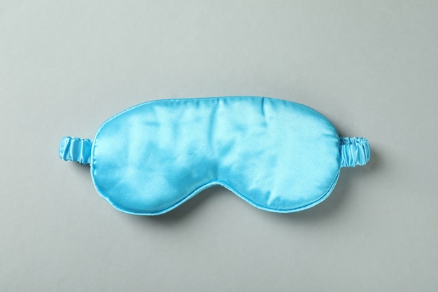 Photo masque de sommeil bleu sur gris, gros plan
