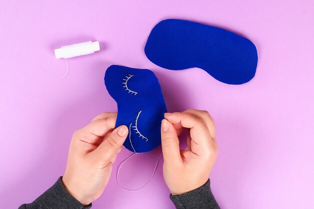 Masque de sommeil en feutre bleu diy avec fil blanc brodé