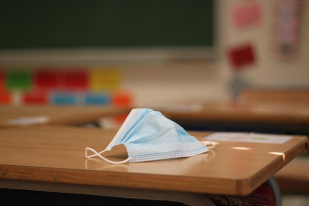 Masque sur une table d'école