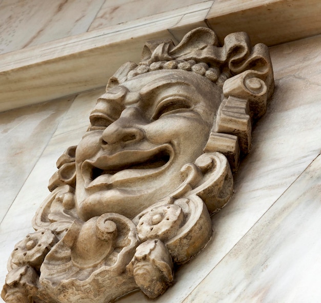 Photo masque de théâtre avec un sourire malveillant sur la façade