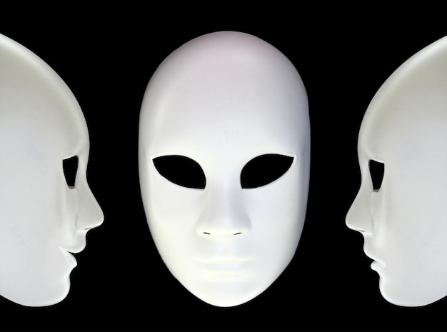 Masques blancs sur fond noir