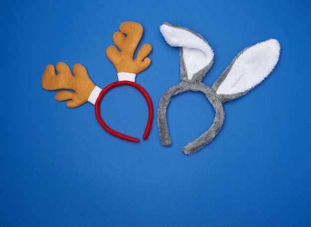 Photo masques de carnaval en fourrure, cerceau avec oreilles de lapin et de cerf cornu