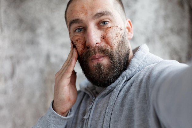 masques faciaux de crème au chocolat et masques d'argile Photo d'un homme avec une peau parfaite se toilettant