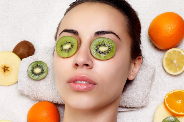 Masques faciaux naturels aux fruits faits maison