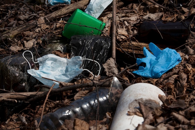 Photo les masques et les gants usagés polluent l'environnement