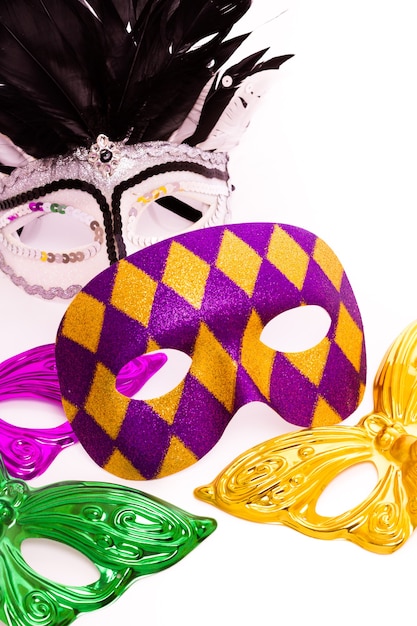 Masques de Mardi Gras sur fond blanc.