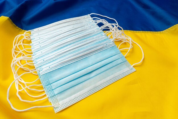 Masques médicaux sur le drapeau de l'Ukraine