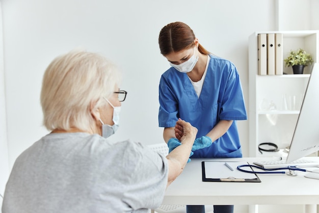 Masques médicaux d'examen professionnel de femme médecin