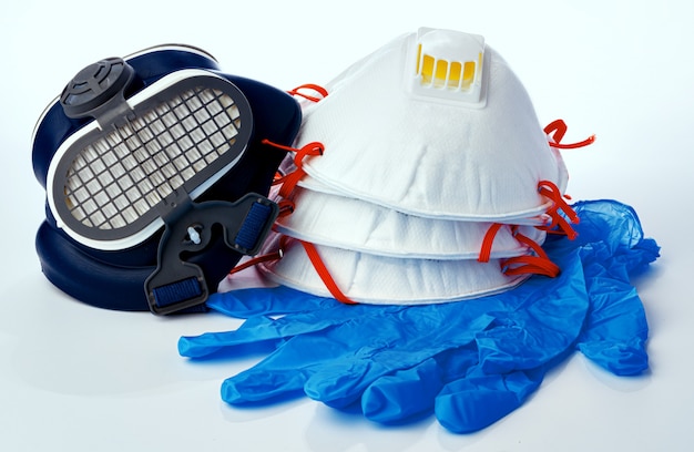 Photo masques médicaux avec des gants en latex stériles sur blanc