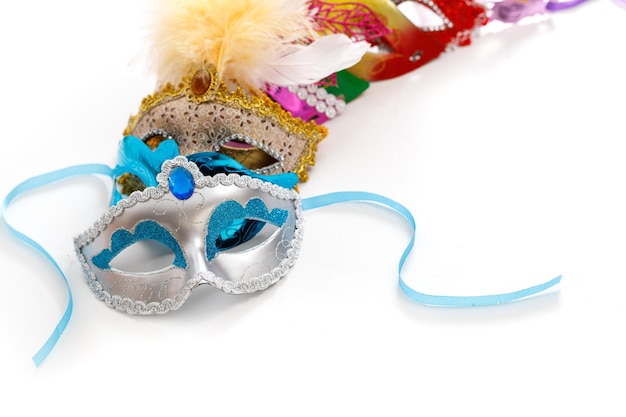 Masques multicolores pour la célébration du carnaval juif Purim ou Mardi Gras Espace pour le texte