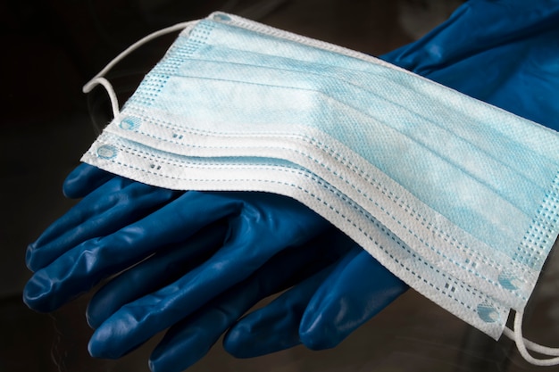 Photo les masques protecteurs médicaux reposent sur les gants de protection