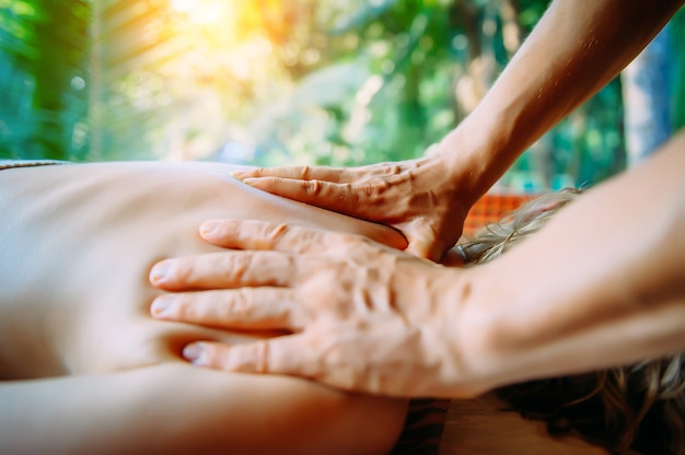 Massage d'acupression dans le centre de spa en plein air