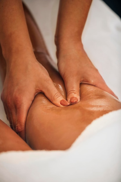 Massage Anti Cellulite d'une Cuisse