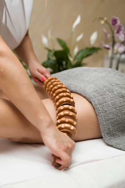 Massage anti-cellulite Maderotherapy avec masseur à rouleaux en bois