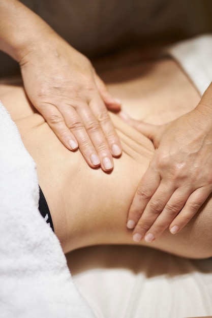 massage anticellulite dans un salon de beauté Massage anticellulite des pieds belle photo