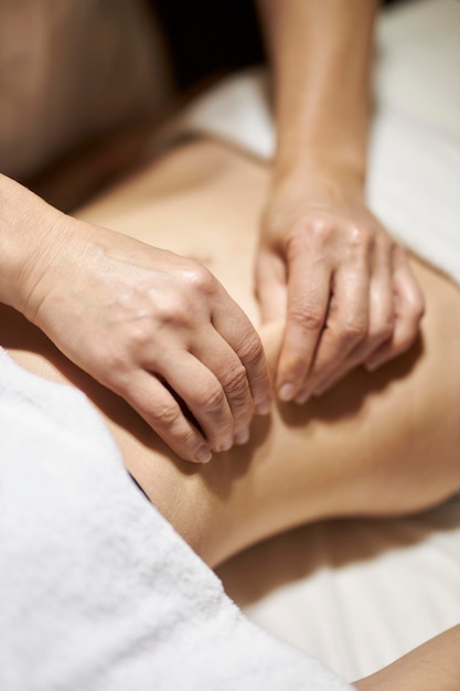 massage anticellulite dans un salon de beauté Massage anticellulite des pieds belle photo