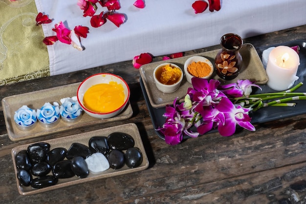 Massage aux arômes thaïlandais naturels dans un spa thaïlandais Thai Spa aromathérapie Massage spa traitement du corps arôme pour healthyxALifestyle Healthy Concept visage féminin vie saine luxe relaxation gommage traitement