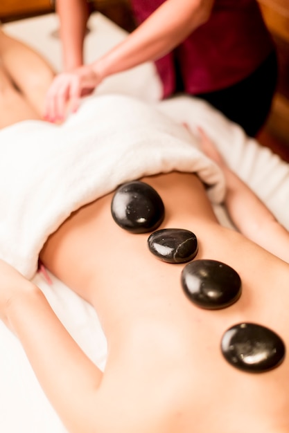 Photo massage aux pierres chaudes