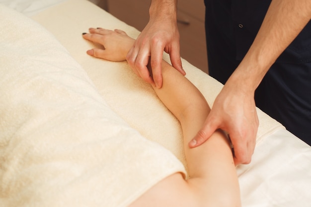 Massage des bras au salon de beauté gros plan